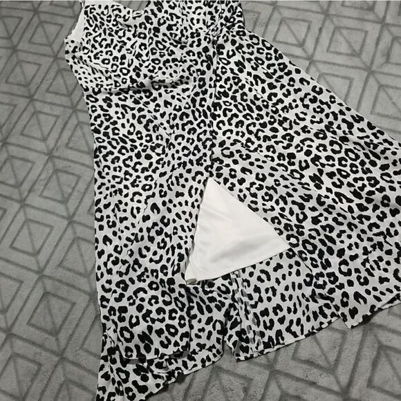 Express Cheetah Flowy Midi Dress - Picture 2 of 5